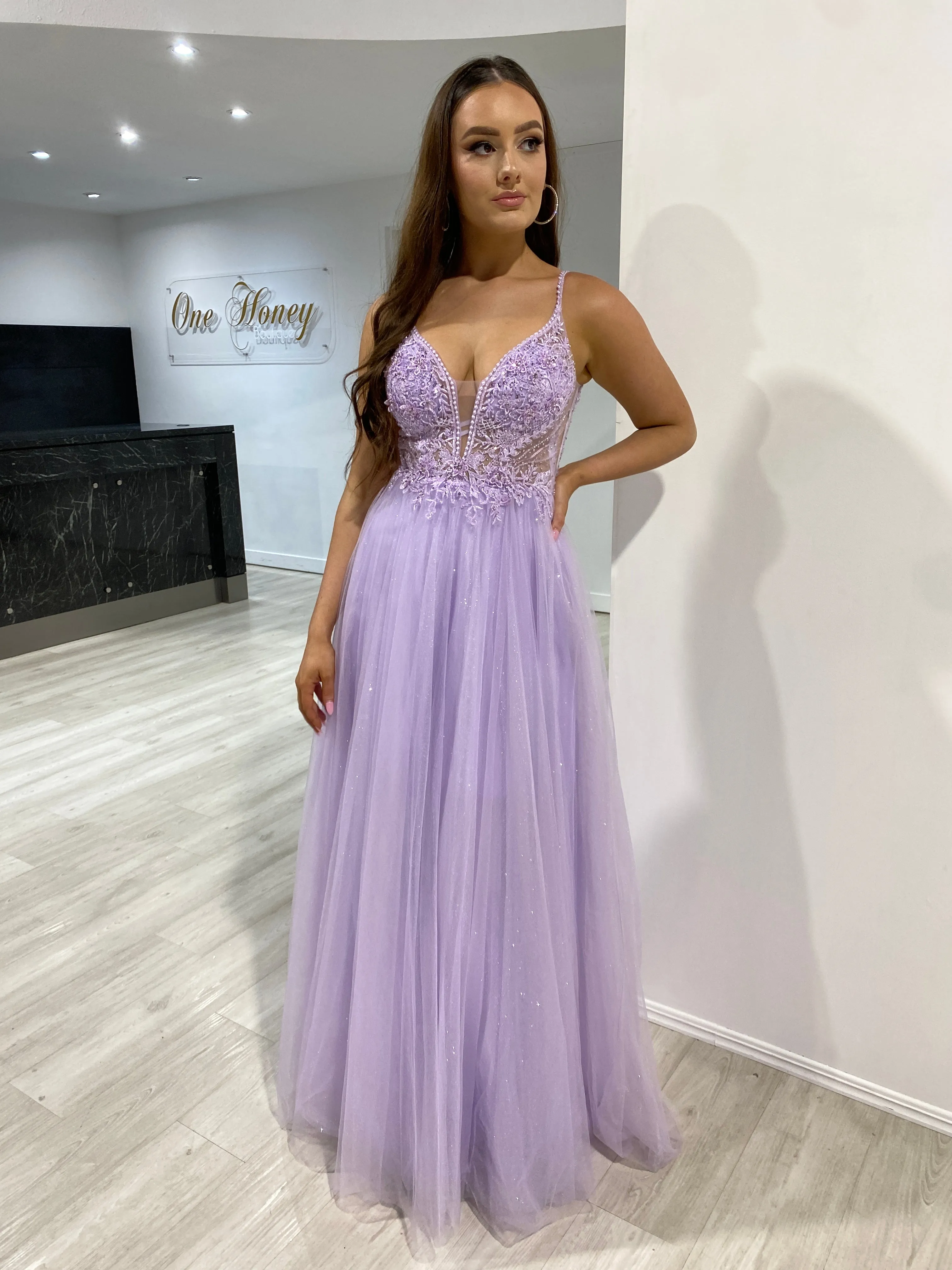 AMORET Romantic Beaded Applique Tulle Prom & Formal Dress